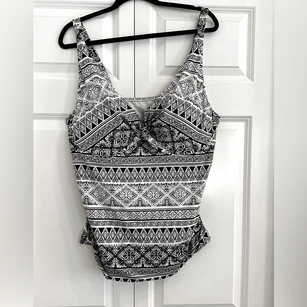 Liz Claiborne plus woman’s size 22W swim top black & white